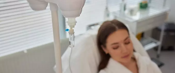 молодая женщина под капельницей с витаминами